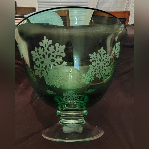 Vintage 1960's Green Glass Footed Bowl with Etched Snowflakes - Picture 2 of 7
